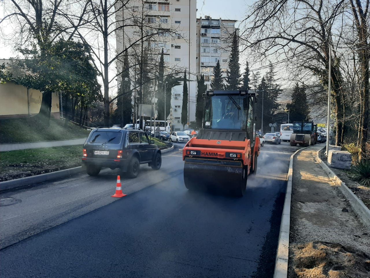  В Сочи в рамках реализации национального проекта «Безопасные качественные дороги» работы ведутся на 16 улицах